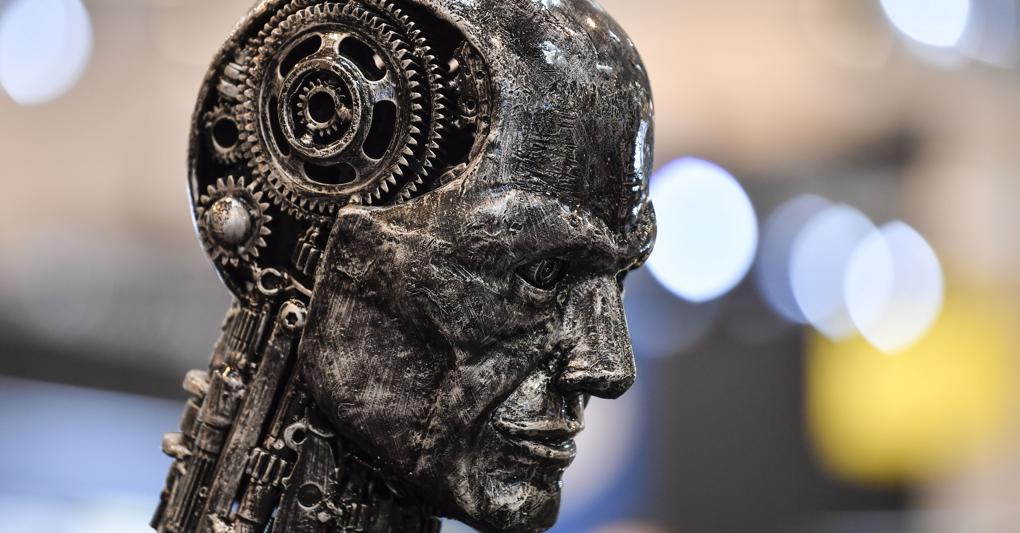 Una testa di metallo composta da parti del motore simboleggia l'intelligenza artificiale (AP Photo/Martin Meissner)  