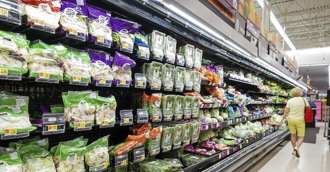 Florida, Miami Beach, Walmart, produce and prepackaged salads. (Photo by: Jeff Greenberg/Education Images/Universal Images Group via Getty Images) 2021-05-01 11:28:02 ILSOLE24ORE .FOOD Jeff Greenberg/Universal Images