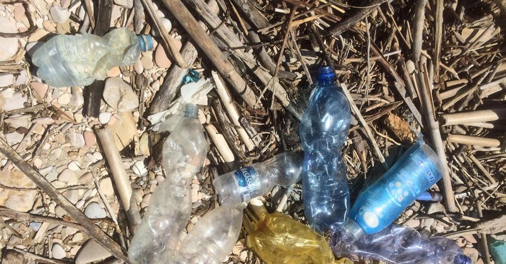 Rifiuti plastici abbandonati sulla spiaggia  