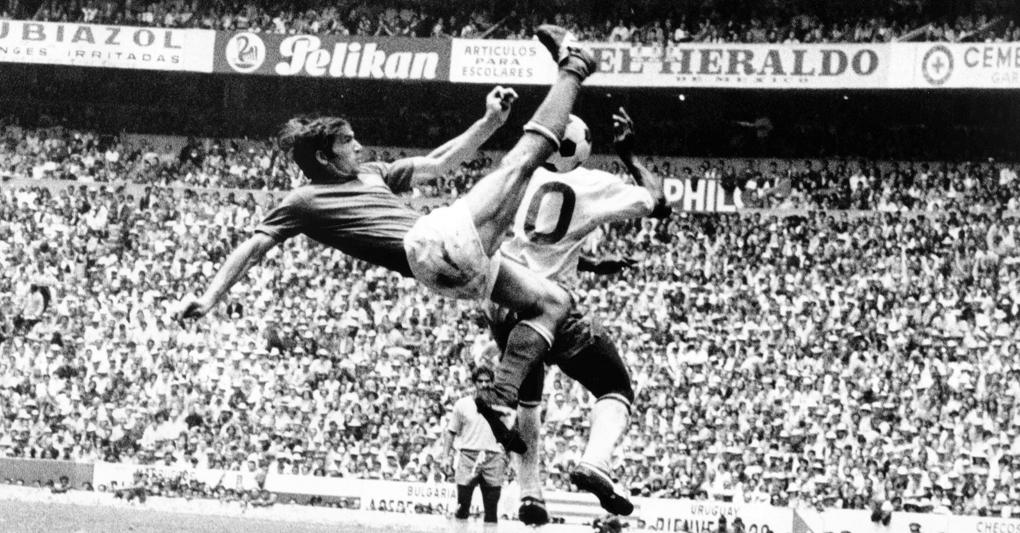 Finale Mondiali 1970, Italia-Brasile, Tarcisio Burgnich in rovesciata ruba la palla al grande Pelè (Photo by dpa/picture alliance via Getty Images) 