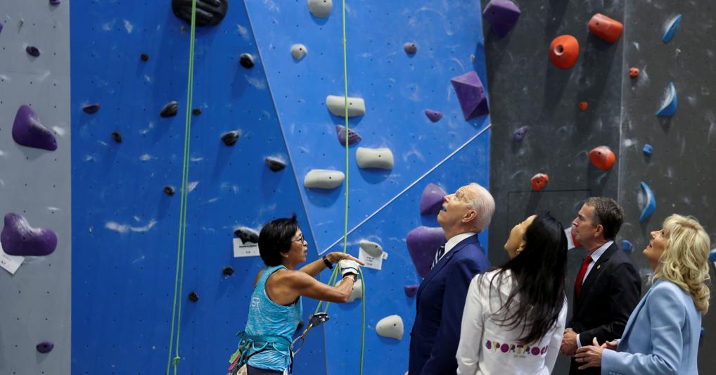 Strada in salita? Il presidente americano e la first lady Jill hanno visitato lo Sportrock Climbing Center di Alexandria, Virginia  