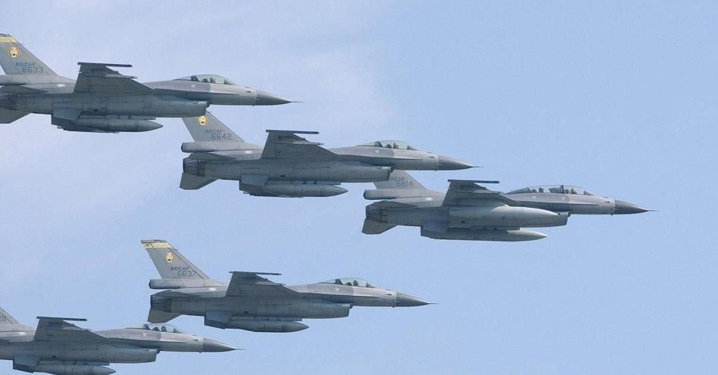 F-16V dell’aeronautica di Taiwan in volo 