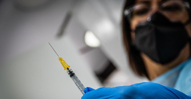 Un farmacista somministra la dose di vaccino, Napoli, 8 Giugno 2021 ANSA/CESARE ABBATE/ ANSA