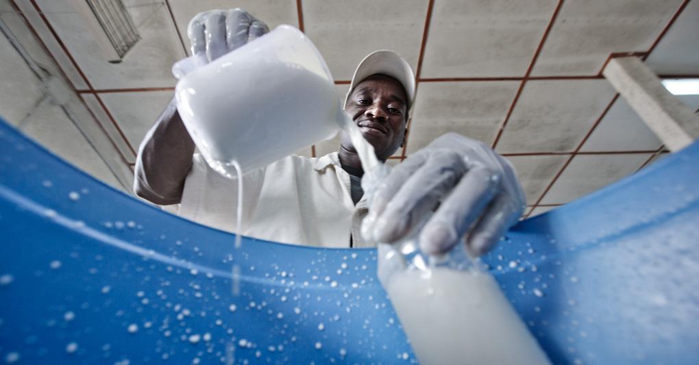 Un’immagine della campagna “Africa Milk Project”, progetto di cooperazione internazionale per l'autosviluppo promosso da CEFA in collaborazione con Granarolo, che ha visto la realizzazione di una latteria sociale situata in uno dei distretti più poveri della Tanzania 