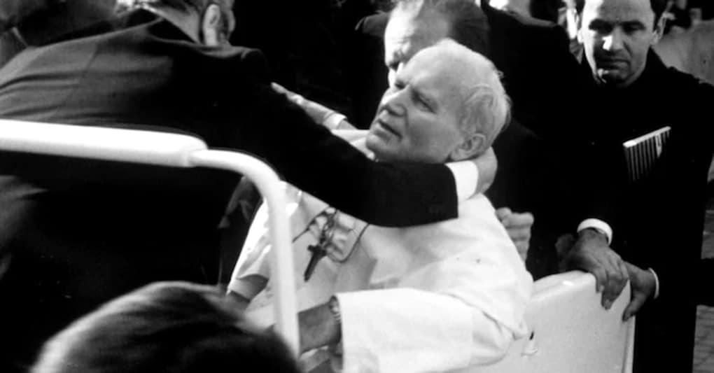 Papa Wojtyla dopo l’attentato subìto per mano di Ali Agca il 13 maggio 1981 (Ansa) 