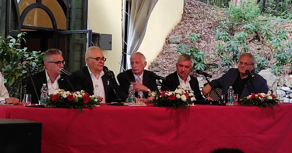 Il virologo Fabrizio Pregliasco, il sindaco di Castiglioncello Daniele Donati. Poi Cosimo Ceccuti, presidente della Fondazione Giovanni Spadolini, il direttore di Repubblica Maurizio Molinari e l'editorialista Stefano Folli  