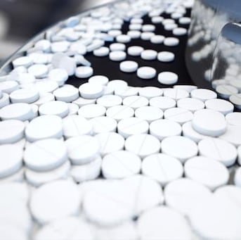 Process of production of pills, tablets. Industrial pharmaceutical concept. Factory equipment and machine. Steel. 3d rendering chagpg - stock.adobe.com