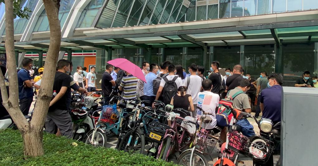 Folla di piccoli investitori davanti alla sede di Evergrande a Shenzhen (Reuters) 