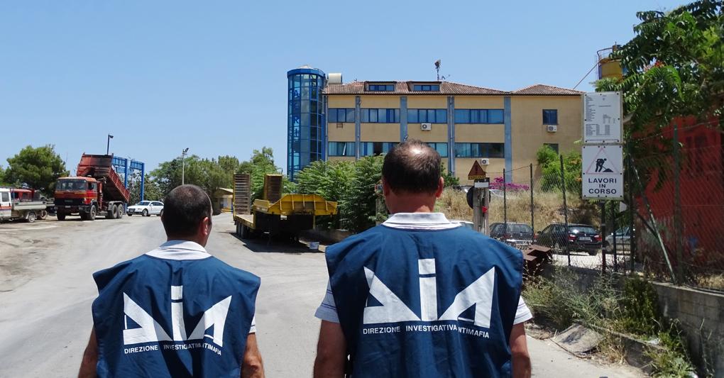Agenti di polizia della DIA (foto Afp) 