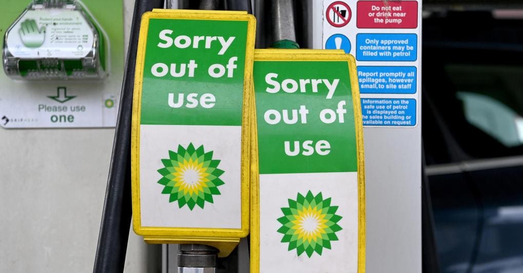 Una pompa di benzina a Londra chiusa per carenza di carburante (Epa) 