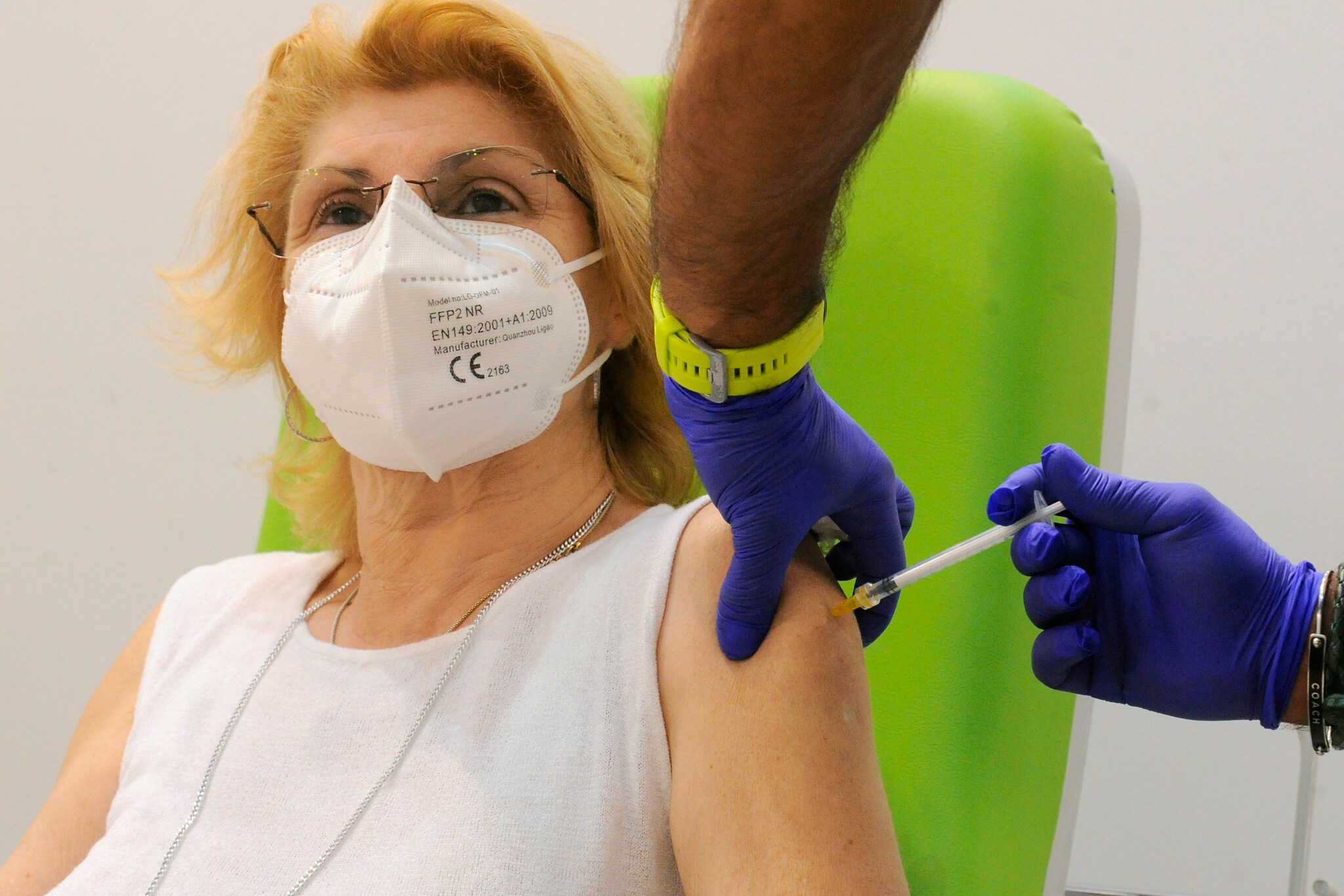 Vaccini, più vicino il goal dell'80%: ma frena la ripresa delle prime dosi thumbnail
