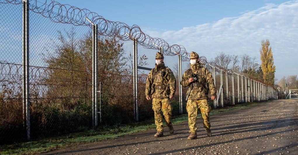 La barriera costruita al confine tra Ungheria e Serbia per impedire l’arrivo di migranti (Epa)  