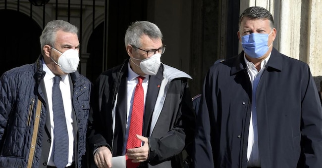 I segretario della Cisl Luigi Sbarra, della Cggil Maurizio Landini e della Uil, Pierpaolo Bombardieri, al termine dell’incontro con Draghi a Palazzo Chigi