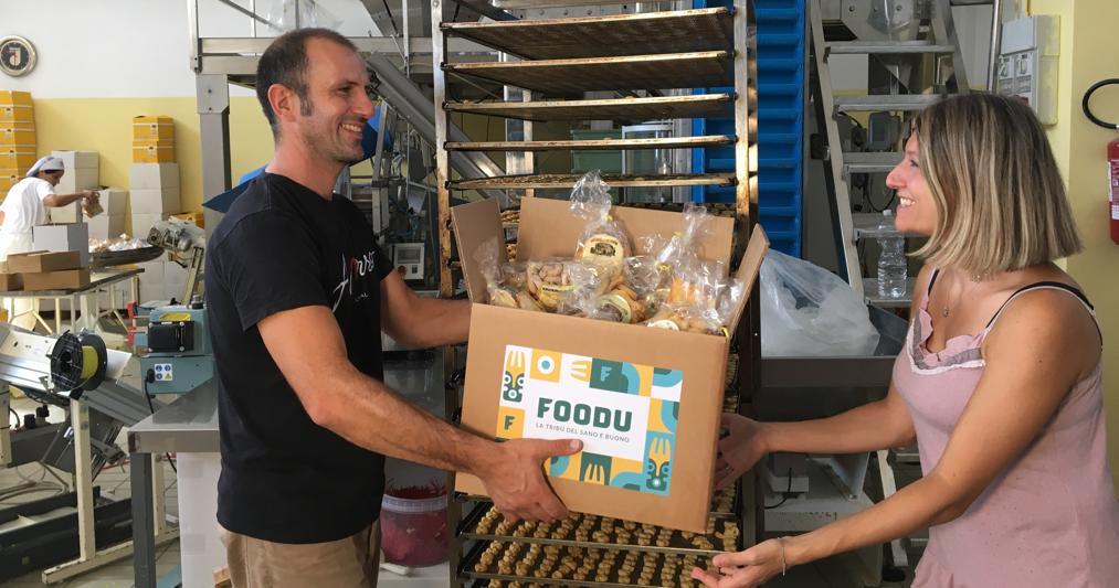 Il ceo Antonella Fasano con un produttore aderente alla piattaforma di Foodu 