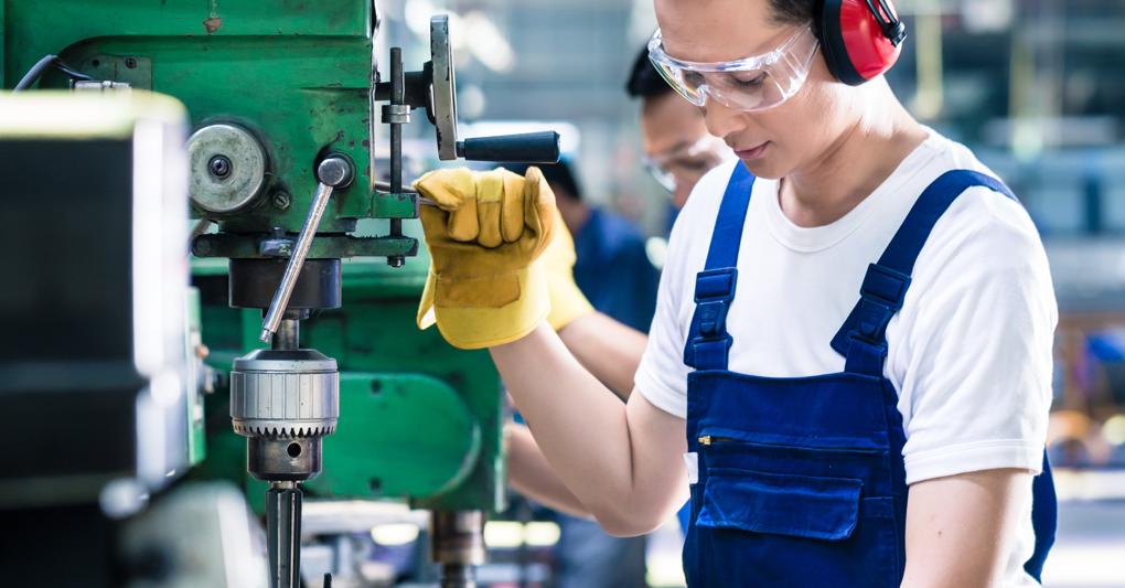 Industria. Un'operaia al lavoro 