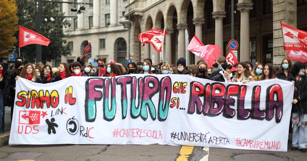 Cortei in tutta Italia, 150mila studenti in piazza: «È il futuro che si ribella»di Redazione ScuolaIl Sole 24 ORE –  Scuola