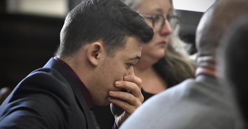 Kyle Rittenhouse, il 18enne accusato di aver ucciso con un fucile due persone e di averne ferita una terza durante le proteste razziali nell’estate del 2020 a Kenosha, Wisconsin, è stato dichiarato non colpevole (Ap) 