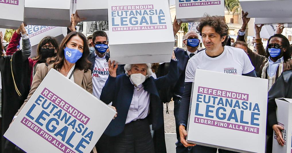 Filomena Gallo, Mina Welby e Marco Cappato in occasione del deposito delle firme per il referendum sull’eutanasia legale presso la Corte di Cassazione -  ANSA/FABIO FRUSTACI 