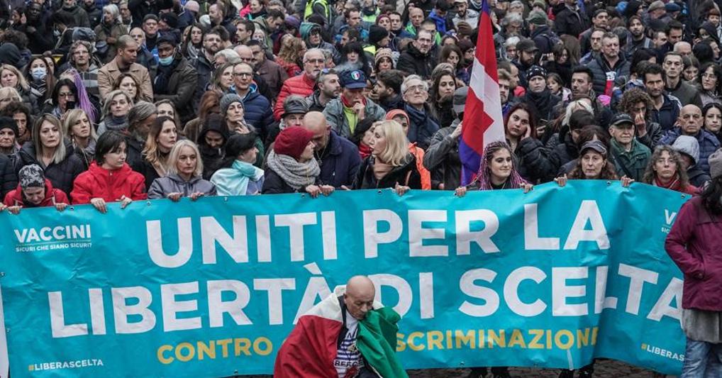 Manifestazione no green pass  a Torino (foto Ansa) 
