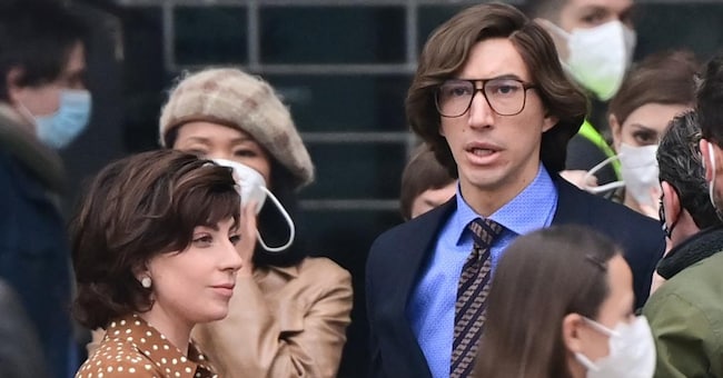Lady Gaga (Patrizia Reggiani) e Adam Driver (Maurizio Gucci) nel 2021 a Milano durante le riprese del film "House of Gucci" (Miguel Medina/Afp) 