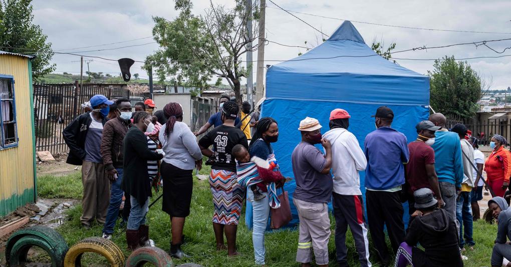 In fila al centro di vaccinazione di Kya Sands, sobborgo di Johannesburg (Sudafrica) 