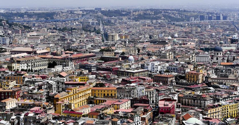  Una veduta aerea della città di Napoli