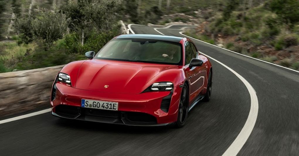 Cocktail. La Sport Turismo Gts fonde lo stile della versione Cross Turismo che strizza l'occhio ai suv ma è priva delle protezioni da offroad per un look più simile a quello della Taycan berlina.  
