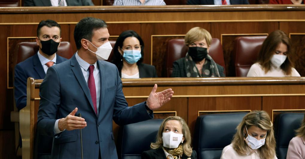 Il premier socialista Pedro Sanchez in Parlamento, al suo fianco le ministre Nadia Calvino e Yolanda Diaz 