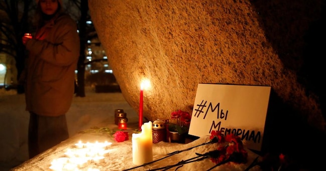 Fiori e candele per onorare Memorial a San Pietroburgo