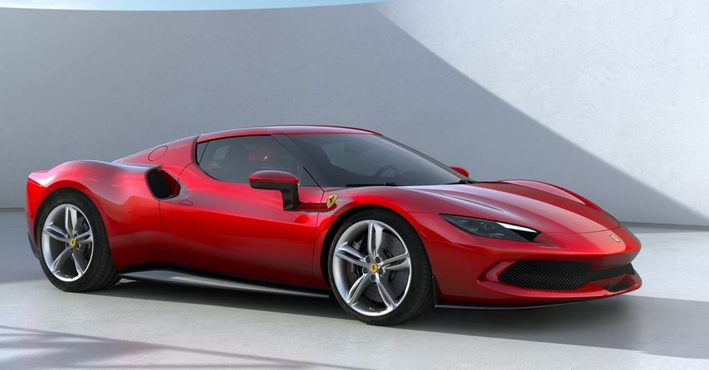 La Ferrari 296 GTB, ibrida plug-in con motore V6. Il gruppo motopropulsore eroga 830 cavalli di potenza e l’autonomia a zero emissioni è di 25 km 