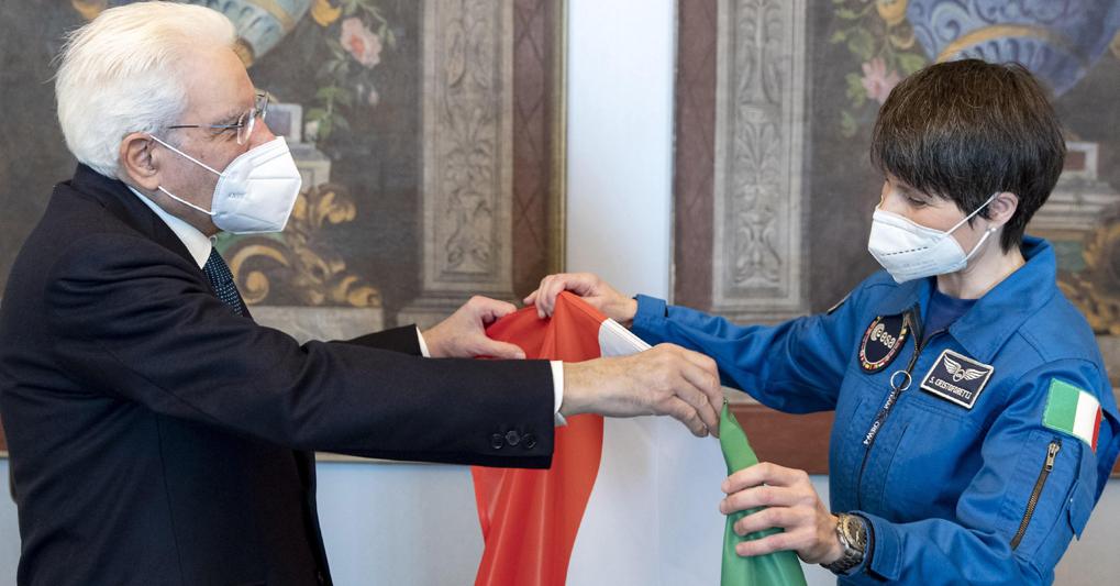Mattarella delivers the Italian flag to Cristoforetti: "He is in good hands to go towards the future" thumbnail