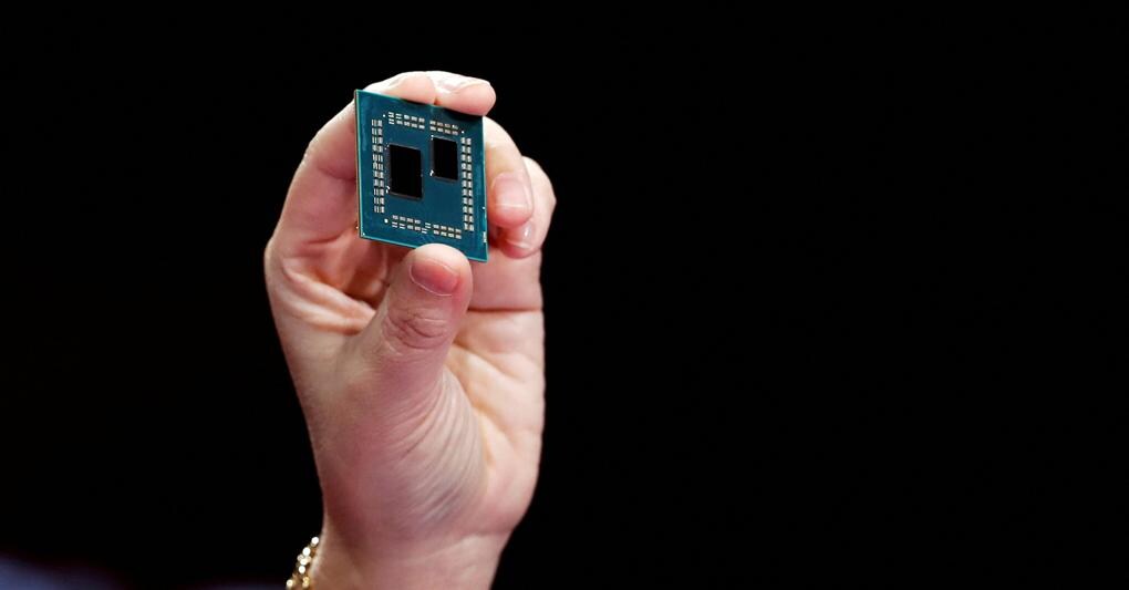Lisa Su, ceo e presidente di Amd, mostra un processore Ryzen di terza generazione (Reuters) 