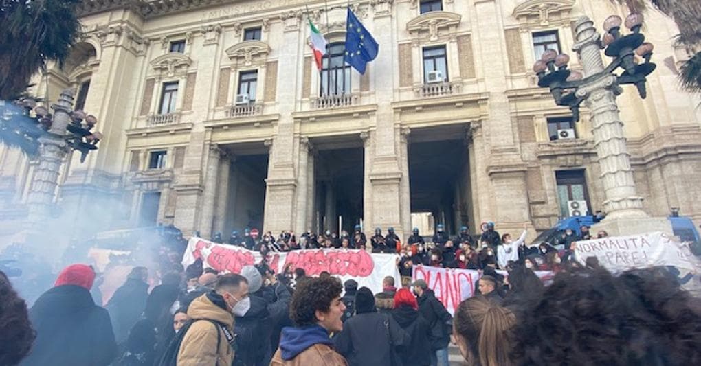 Manifestazione degli studenti,  proteste davanti al Ministero dell’Istruzione (Ansa) 