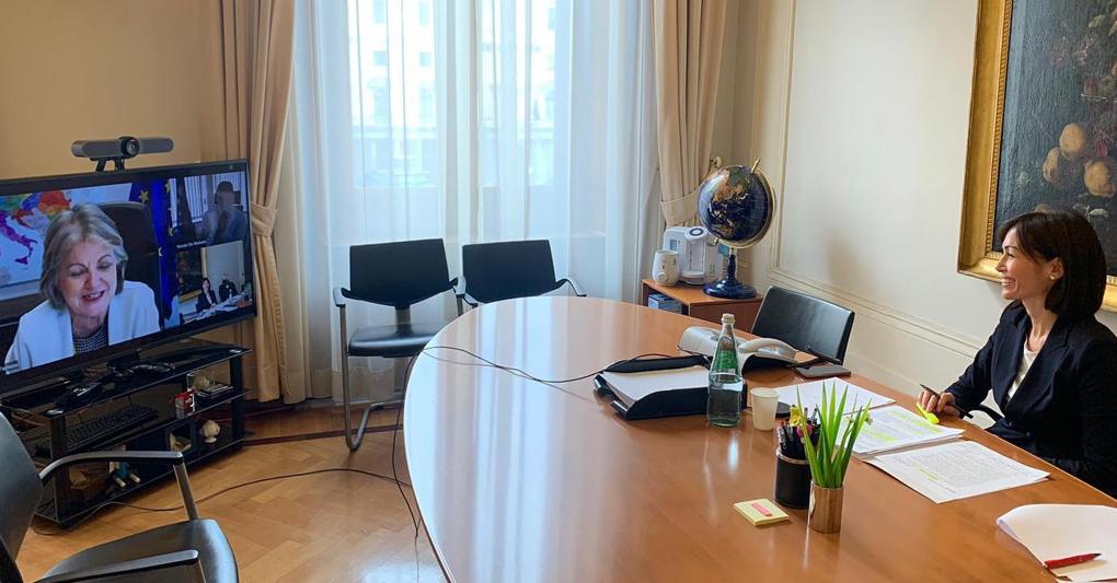 Da sinistra, la commissaria europea alla Coesione, Elisa Ferreira, in videoconferenza con la ministra per il Sud, Mara Carfagna 