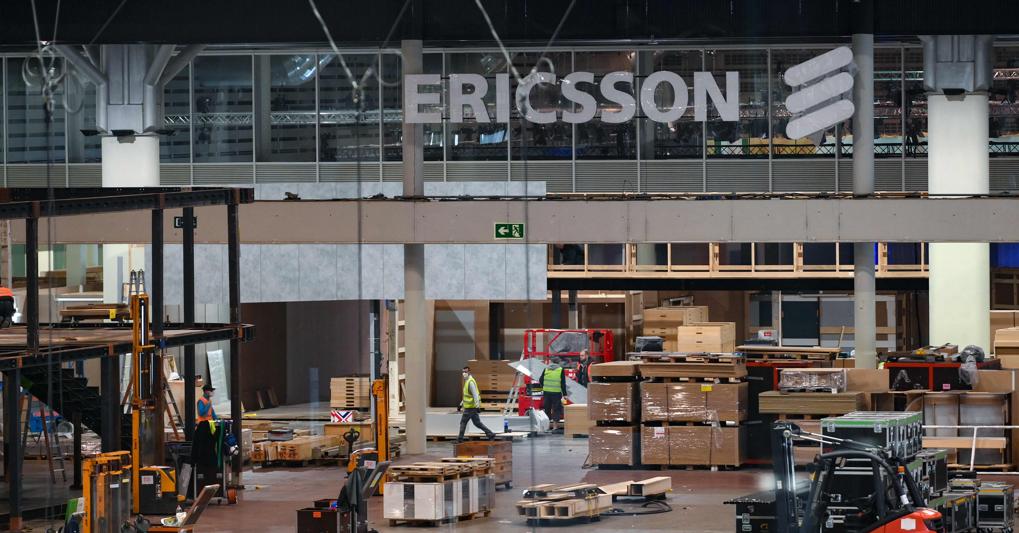 L’allestimento dello stand Ericsson al Mobile World Congress di Barcellona in programma dal 28 febbraio al 3 marzo (Afp) 
