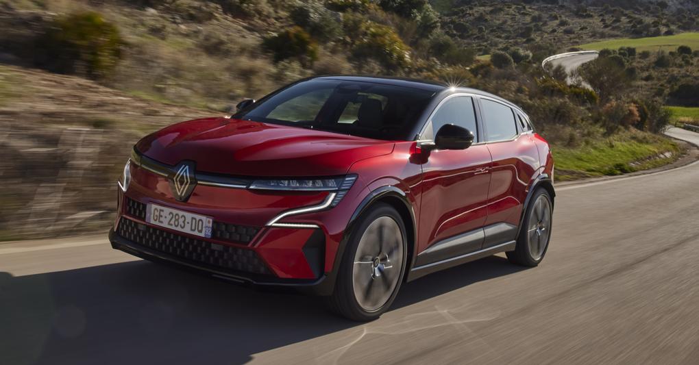 Zero emissioni. Mégane E-Tech Electric   introduce un nuovo corso tecnico e stilistico della marca che va ricordato è pioniera dell’auto elettrica (è stata tra le prime a crederci oltre 10 anni fa) ed è leader europea. La vettura porta al debutto il nuovo logo. La plancia è dominata dal sistema digitale composto da due schermi  per strumentazione e infotainment 