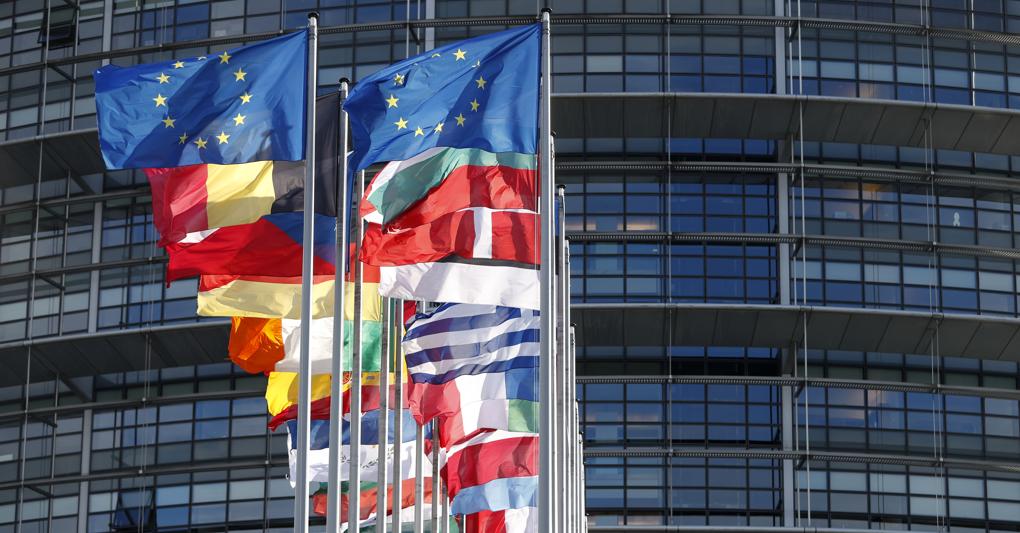 Le bandiere della Ue e degli  Stati membri  davanti alla sede del Parlamento europeo di Strasburgo 