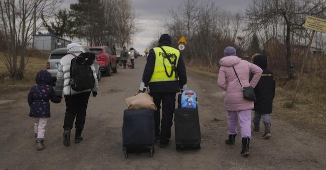 Profughi ucraini all’ingresso in Polonia (Ap)