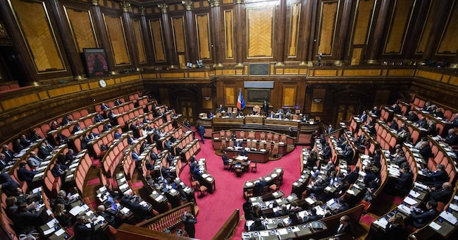 Sono 1.449 gli emendamenti piovuti sul decreto taglia prezzi in commissione al Senato (foto imagoeconomica)
