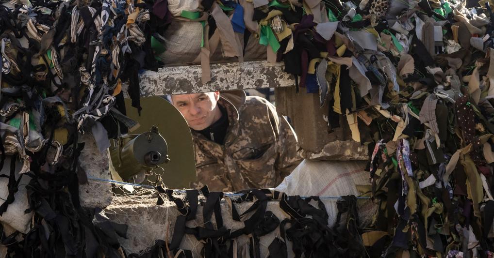 Militare ucraino di guardia a un check point nel centro di Kiev (Afp) 