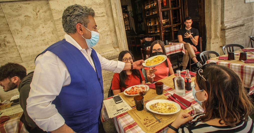 Un ristorante medio, a luglio 2022, ha speso in energia elettrica  e gas 14mila euro in più rispetto a luglio  2021 (Foto Imagoeconomica) 