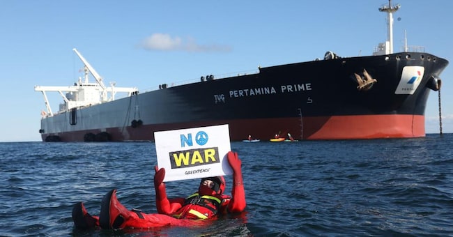 Un attivista di Greenpeace davanti una petroliera che trasporta greggi russo al largo della Danimarca (Afp)