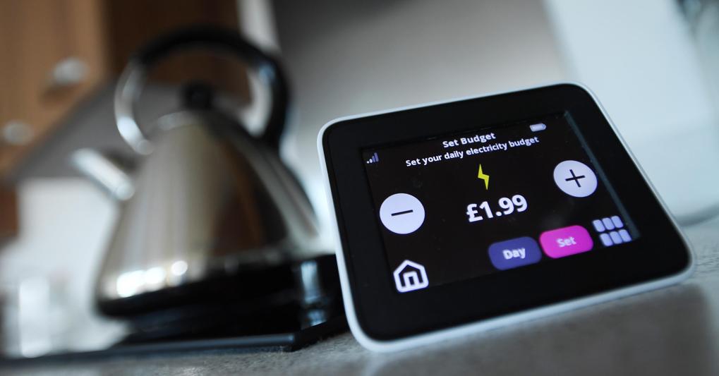  Nel Regno Unito si diffondono le app per controllare i consumi energetici. I rincari del 54% fanno  sprofondare   milioni di  famiglie sotto la soglia di povertà  