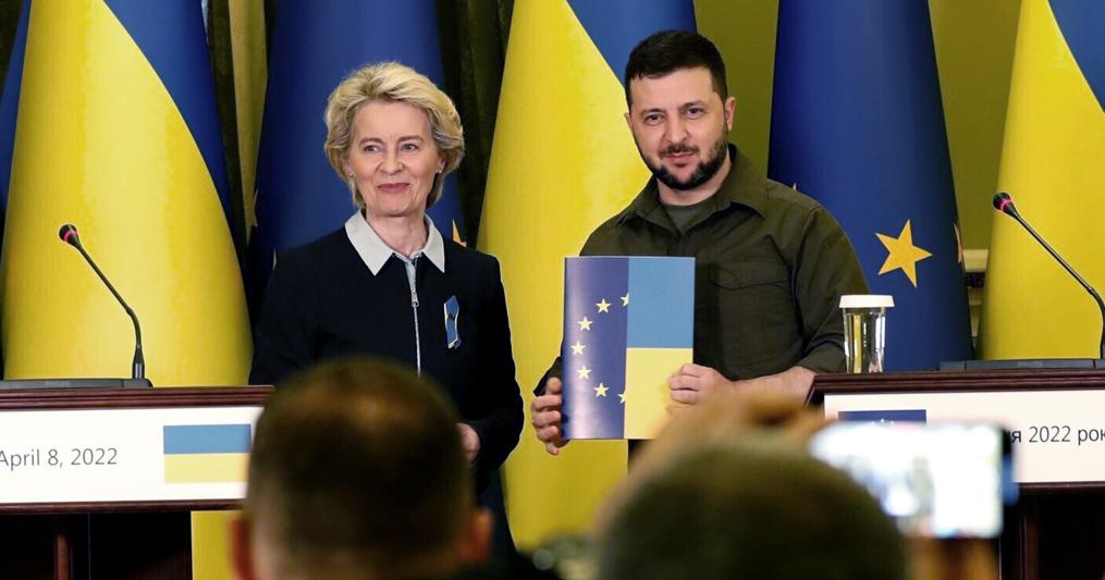 La presidente della Commissione europea Ursula von der Leyen  consegna al presidente ucraino Volodymyr Zelenskyy il questionario per l’adesione all’Unione europea. (AP Photo/Adam Schreck) 