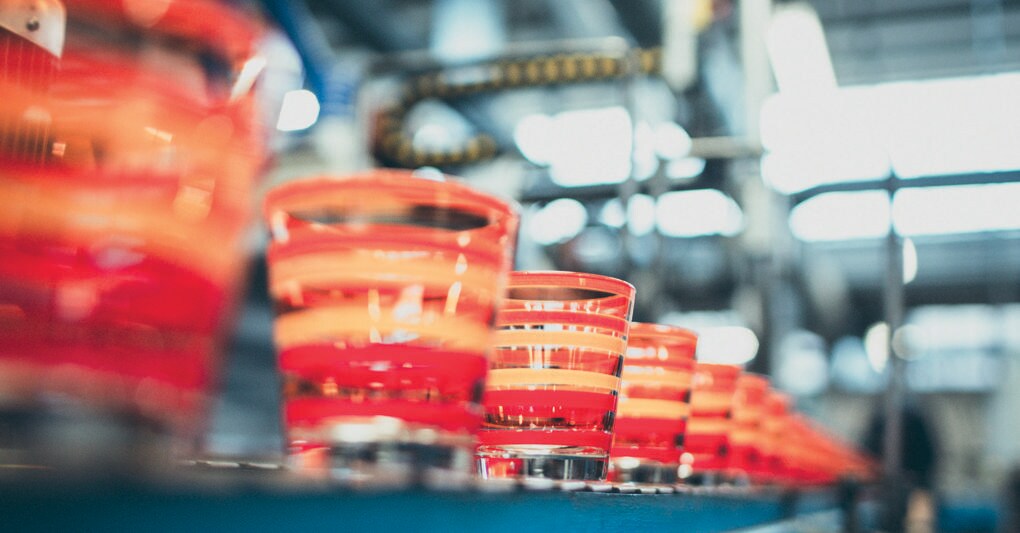 Made in Italy.  l Gruppo di 600 dipendenti più altre 150 persone almeno nell’indotto, leader mondiale nella decorazione del vetro, fattura oggi un centinaio di milioni di euro . Sei stabilimenti tra Italia e Austria che lavorano 4 milioni di pezzi al giorno  
