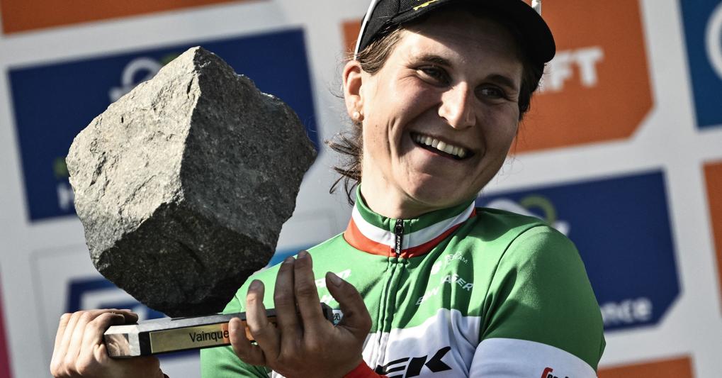 Elisa Longo Borghini con il trofeo della Parigi-Roubaix: una pietra del famigerato pavè - Afp 