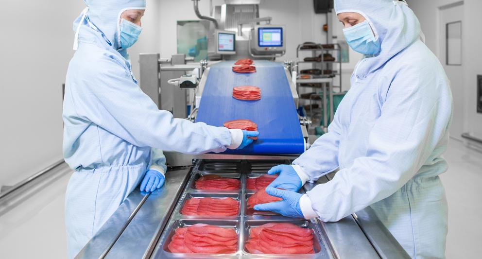 Una fase di confezionamento della Bresaola della Valtellina Igp 