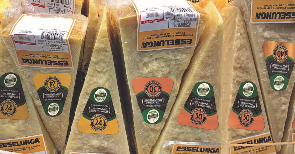 Il Parmigiano Reggiano ha varato in questi giorni delle etichette per rendere più riconoscibile la Dop e la stagionatura anche per i pezzi preparati nei punti vendita  