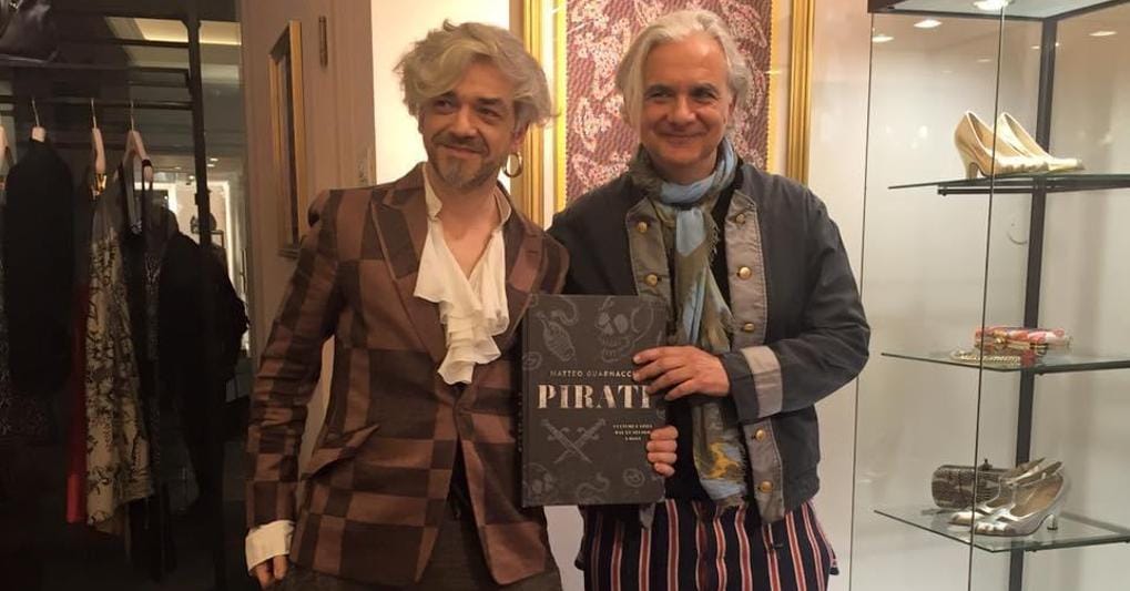 Matteo Guarnaccia con Morgan alla presentazione del libro «Pirati», nel 2015 