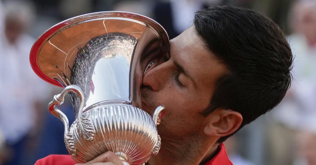 Novak Djokovic ha vinto per la sesta volta gli Internazionali di Roma. Ha battuto in finale Stefanos Tsitsipas (foto Ap) 